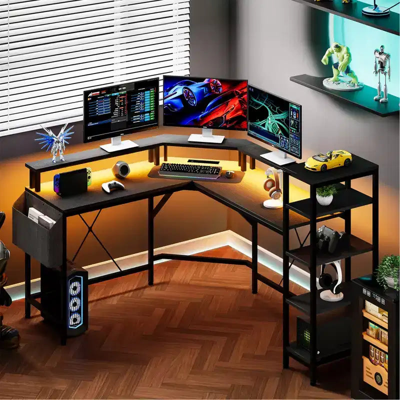 Bureau de jeu en forme de L de 61 pouces, avec support pour écran, bureau d'angle en forme de L pour ordinateur, éclairage LED intégré et poches de rangement latérales, pour les petits espaces.